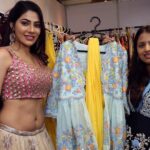 Nikki Tamboli Instagram - Happy to be inaugurate Sutraa Fashion Exhibition in Hyderabad today..🙂Shop the best now.. sutraa summer,bridal,wedding collection,jewellery and many more beautiful accessories are right here 1day left to shop ladies😘 Go Grab your Favourites H&M- @naazbridalmakeovers Stylist- @officialanahita 🌺 outfit- @ashwinireddyofficial Taj Krishna, Hyderabad