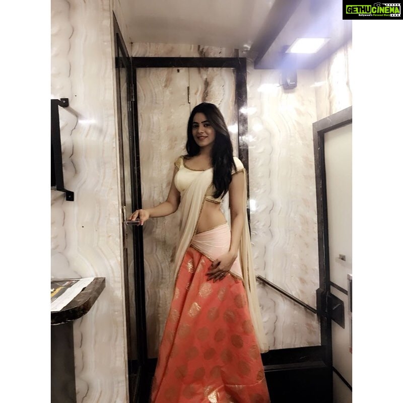 Nikki Tamboli Instagram - #halfsareelove #memoriesfrom2017🔙 #bestdaysever#tamildebut😍 🔥 Chennai, India