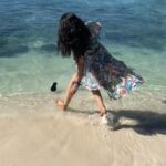 Nikki Tamboli Instagram – Iruttu Araiyil Murattu Kuthu#remake#songshoot🎥 #beachday 💖#chappalswag 🤪 Krabi, Thailand