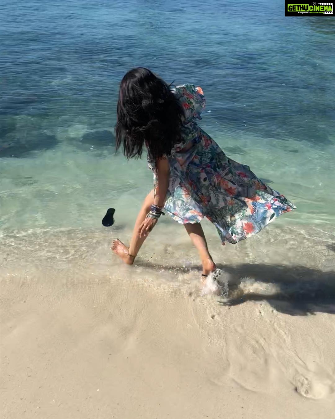 Nikki Tamboli Instagram - Iruttu Araiyil Murattu Kuthu#remake#songshoot🎥 #beachday 💖#chappalswag 🤪 Krabi, Thailand