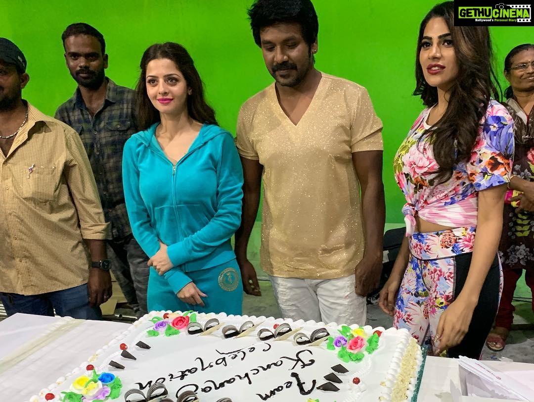 Nikki Tamboli Instagram - #kanchana3 #shootpackupcelebration💋 #memoriesforlife 🎂🥳
