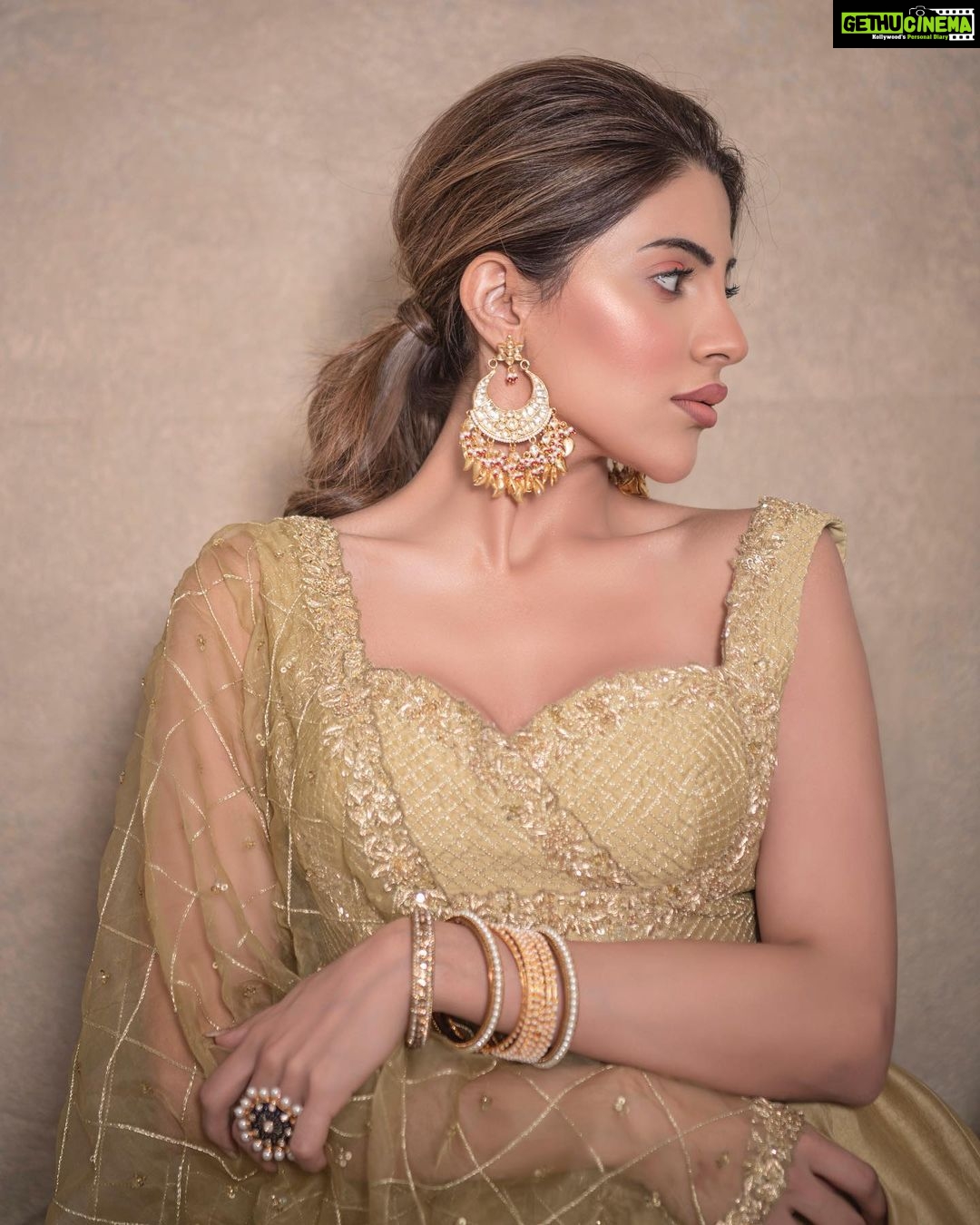 Nikki Tamboli Instagram - Bloom in grace 💛 . . . . . #indianwear #jhumkas #traditional #nikkitamboli #monday