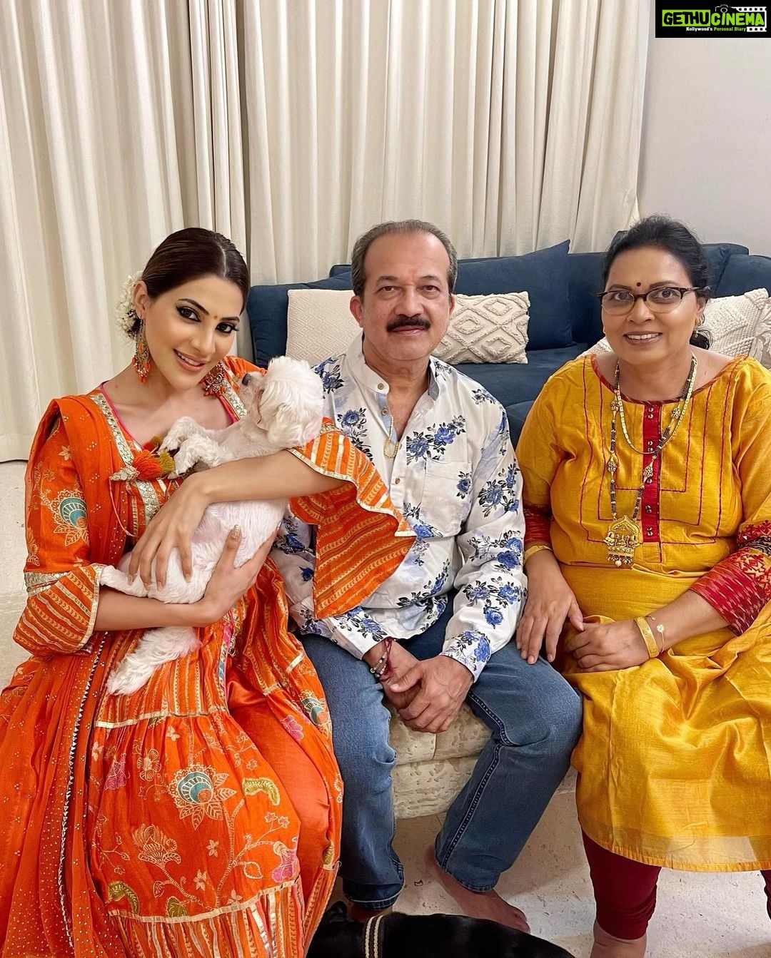 Nikki Tamboli Instagram - Celebrating Diwali with family after 3 years❤️❤️ Happy Diwali everyone ✨🪔 . . . . #diwali #family #familytime #festival