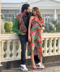 Nikki Tamboli Instagram - It’s 17M & counting guysss 
Love you so much ♥️♥️♥️♥️ 
#behriduniya #love 
@savio.sandhu @parmishverma