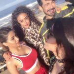 Nikki Tamboli Instagram - Those were the days 😜💖🍹✨🥰❤️😘 @varunsood12 @sourabhraaj.jain @maheckchahal @aasthagill @ashukla09 . . . . #dost #laughter #love #life #crazynessoverloaded #fun #kkk11 #capetown #southafrica