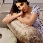 Nikki Tamboli Instagram - Give it time. I’ll grow on you💙💛🤍 . . . . . . . . . . . . . . . . . #bloom #floral #nikkitamboli Palazzo Versace Hotel