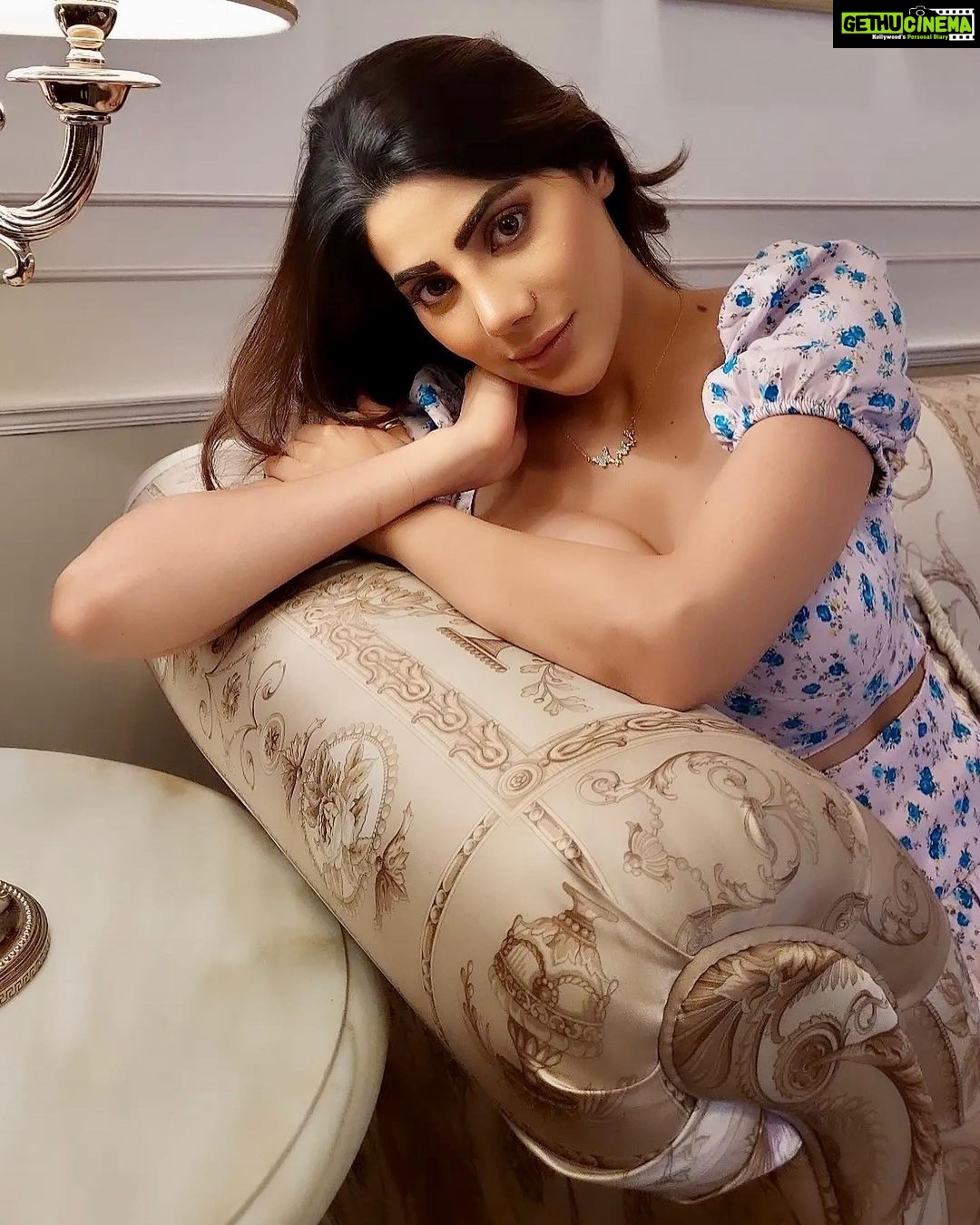 Nikki Tamboli Instagram - Give it time. I’ll grow on you💙💛🤍 . . . . . . . . . . . . . . . . . #bloom #floral #nikkitamboli Palazzo Versace Hotel