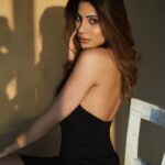 Nikki Tamboli Instagram - Be strong, be gentle, be kind, and be you ♠️ . . . . . . . . . . @dishisanghvii @glamupbydisha 📸 @trishasarang @whiteboxstudiomumbai #happyweekend #merrychristmas #black #love #naturalhair #naturallight #sunkissed