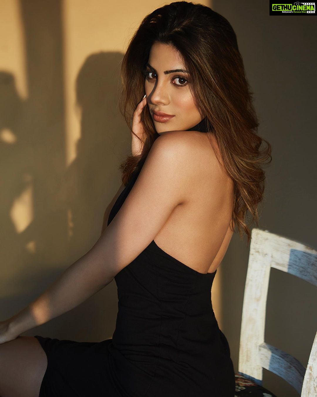 Nikki Tamboli Instagram - Be strong, be gentle, be kind, and be you ♠️ . . . . . . . . . . @dishisanghvii @glamupbydisha 📸 @trishasarang @whiteboxstudiomumbai #happyweekend #merrychristmas #black #love #naturalhair #naturallight #sunkissed
