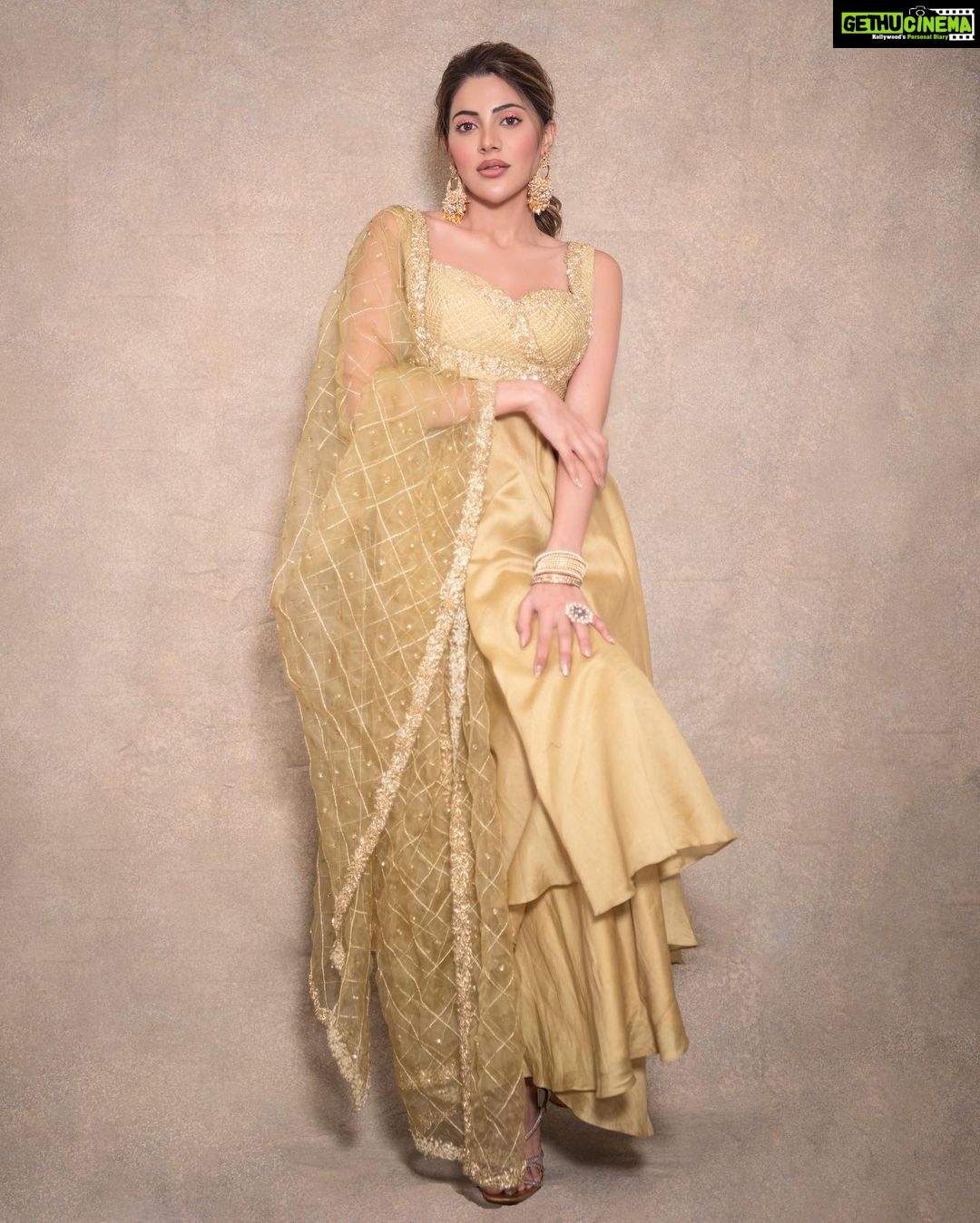 Nikki Tamboli Instagram - Bloom in grace 💛 . . . . . #indianwear #jhumkas #traditional #nikkitamboli #monday