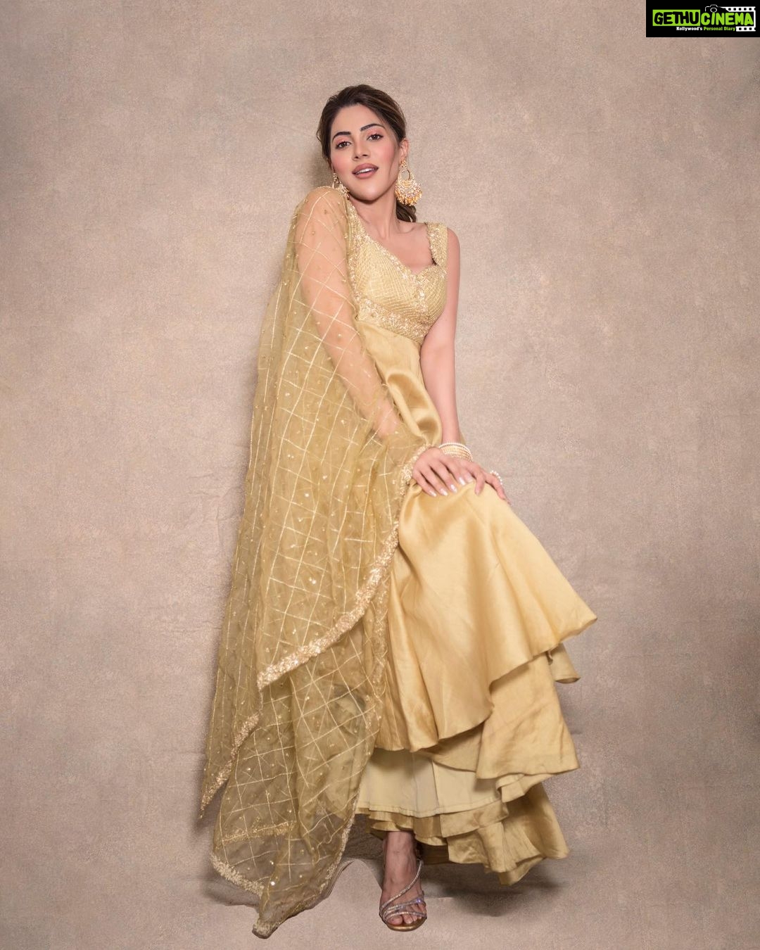 Nikki Tamboli Instagram - Bloom in grace 💛 . . . . . #indianwear #jhumkas #traditional #nikkitamboli #monday