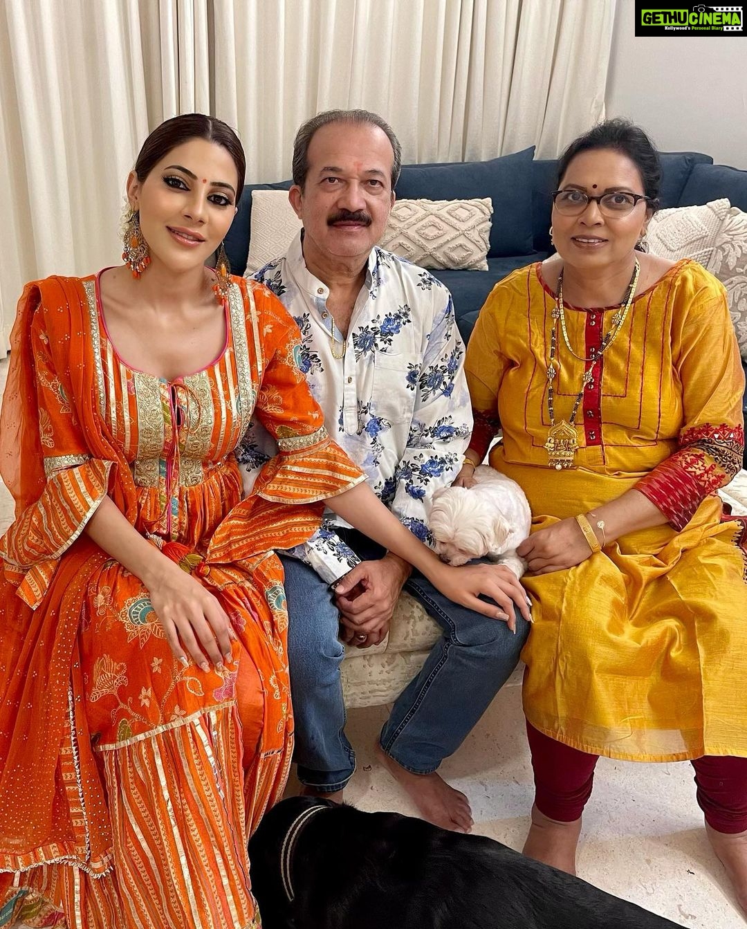 Nikki Tamboli Instagram - Celebrating Diwali with family after 3 years❤️❤️ Happy Diwali everyone ✨🪔 . . . . #diwali #family #familytime #festival