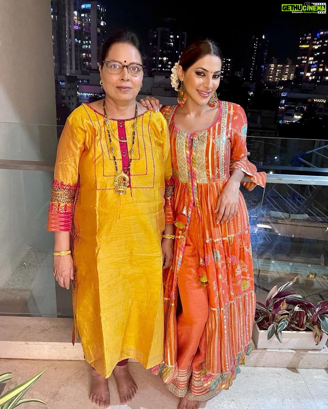 Nikki Tamboli Instagram - Celebrating Diwali with family after 3 years❤️❤️ Happy Diwali everyone ✨🪔 . . . . #diwali #family #familytime #festival