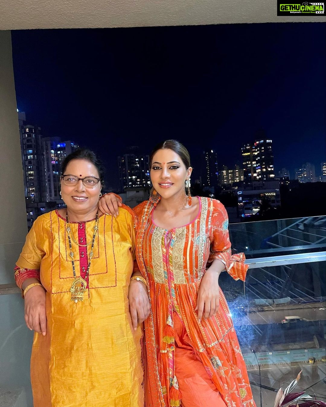 Nikki Tamboli Instagram - Celebrating Diwali with family after 3 years❤️❤️ Happy Diwali everyone ✨🪔 . . . . #diwali #family #familytime #festival