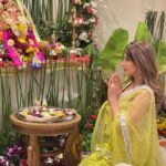 Nikki Tamboli Instagram - अडचणी खूप आहेत जीवनात पण त्यांना समोर जायची ताकद बाप्पा फक्त तुझ्यामुळे येते 🌺 गणपती बाप्पा मोरया 🙏🏻🥰🪔