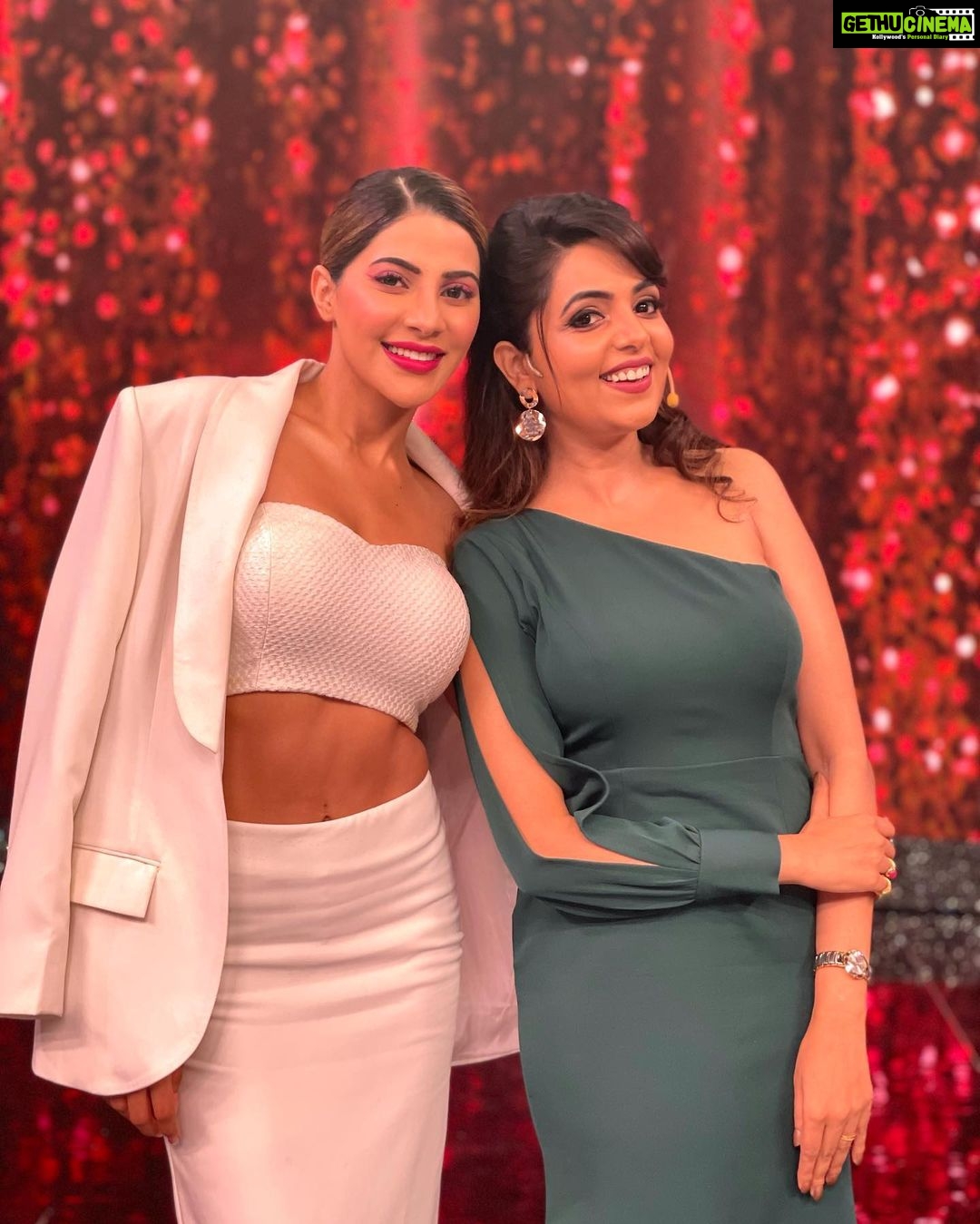 Nikki Tamboli Instagram - If you can make me laugh, my heart is yours 😉 You’re my favourite darling @sugandhamishra23 ❤️ . . . . . . . . . . #nikkitamboli #sugandhamishra #zeecomedyshow #loveyouall
