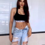 Nikki Tamboli Instagram - Monday motivation Let’s get those abbs back🙈😁👊 #bodygoals #fitness #abbs #tanned #love #healthylifestyle #healthyliving #yolo #nikkitamboli #throwback