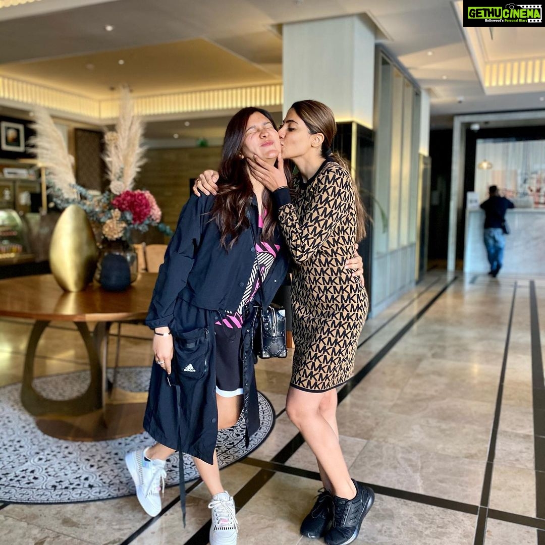 Nikki Tamboli Instagram - A friend is always valuable but a best friend’s value cannot be counted. So, I cannot tell you how valuable you are to me. Happpppiest birthday babyyyy boooo @aasthagill ❤️❤️❤️❤️❤️ I love you #bff #bffforlife #nikkitamboli #aasthagill Cape Town, Western Cape
