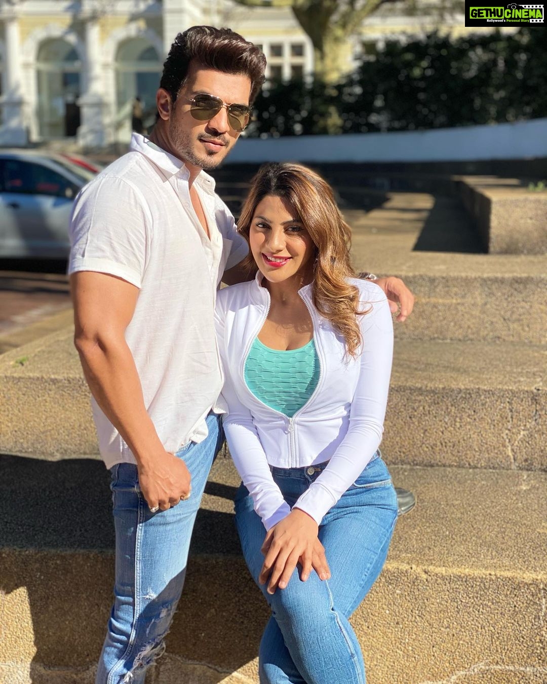 Nikki Tamboli Instagram - Twinning & winning 👫❤️🔥 @arjunbijlani #twinning #cute #nikkitamboli #arjunbijlani #capetown #kkk11 #fun #sunnyday #somuchfun 🌟 Cape Town, Western Cape