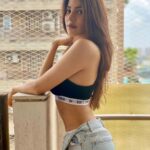 Nikki Tamboli Instagram - Monday motivation Let’s get those abbs back🙈😁👊 #bodygoals #fitness #abbs #tanned #love #healthylifestyle #healthyliving #yolo #nikkitamboli #throwback