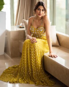 Nikki Tamboli Instagram - Eid Mubarak 🌙✨🌸
.
.
.
.
.
.
.
.
.
.
.
.
.
#eidmubarak #happy #love #peace 
Makeup- @thestudio_a 
Hair- @pinallsoni 
Outfit- @silkybindraofficial 
Jwellery- @sonisapphire 
📸- @aashkapatelphotographyy