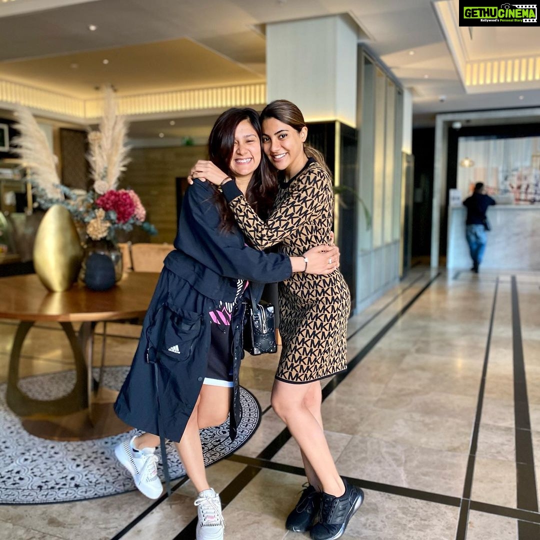 Nikki Tamboli Instagram - A friend is always valuable but a best friend’s value cannot be counted. So, I cannot tell you how valuable you are to me. Happpppiest birthday babyyyy boooo @aasthagill ❤️❤️❤️❤️❤️ I love you #bff #bffforlife #nikkitamboli #aasthagill Cape Town, Western Cape