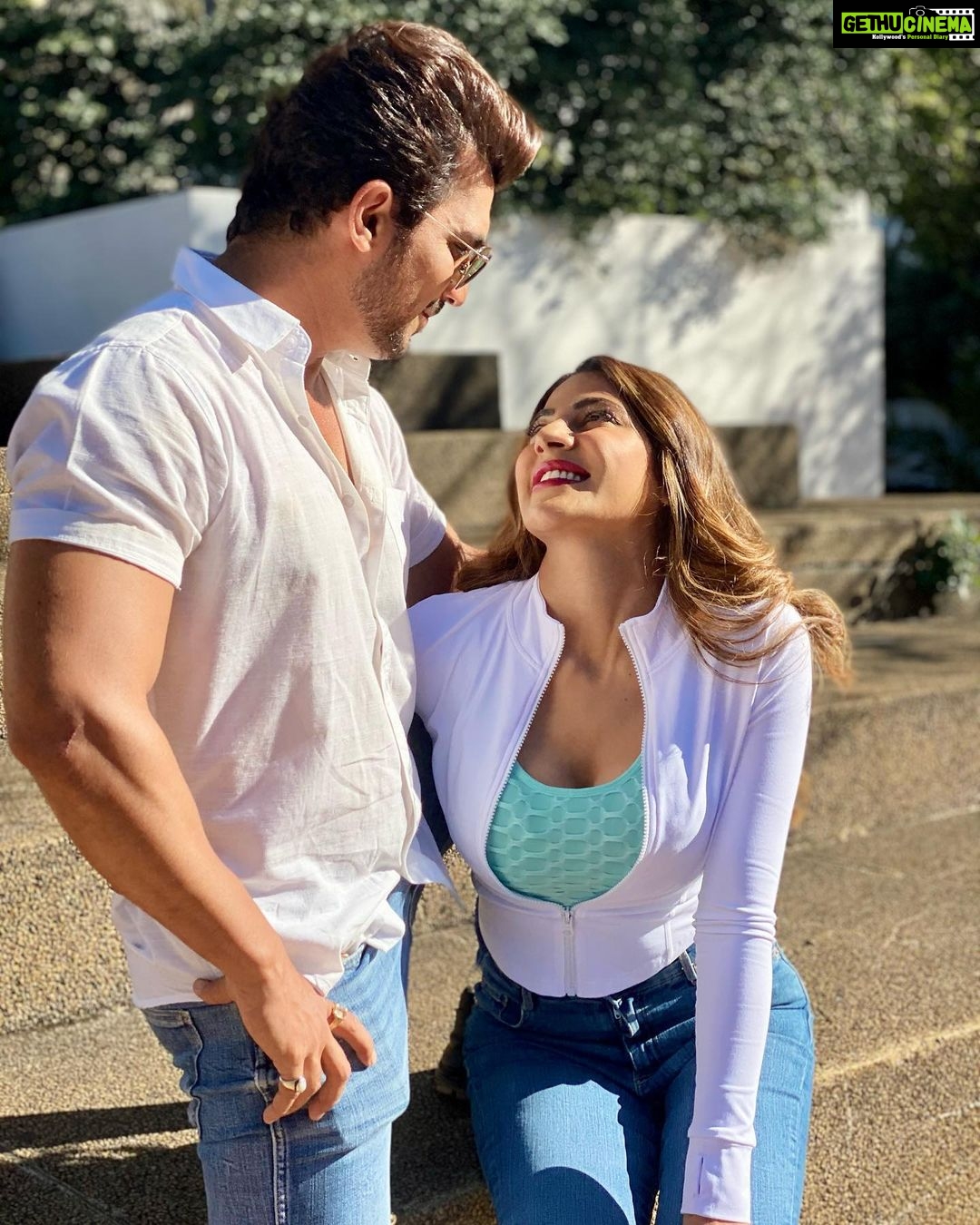 Nikki Tamboli Instagram - Twinning & winning 👫❤️🔥 @arjunbijlani #twinning #cute #nikkitamboli #arjunbijlani #capetown #kkk11 #fun #sunnyday #somuchfun 🌟 Cape Town, Western Cape