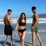 Nikki Tamboli Instagram - My very own desi boys in cape town @varunsood12 @vishalsingh713 😜 @colorstv #kkk11 #nikkitamboli #capetown #fun #shoot #beachlife #sunnyday Styled by- @stylebysaachivj @angel_croshet @vanita_parihar01