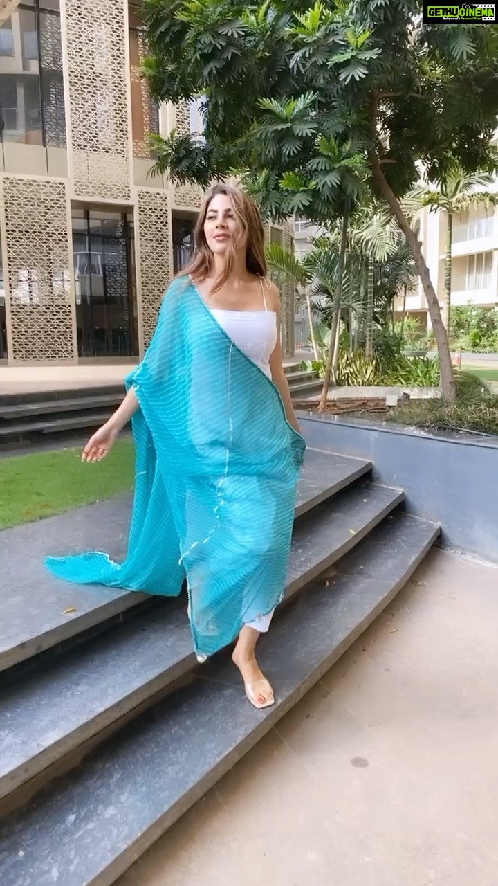 Nikki Tamboli Instagram - Teri photo taan main rakhan phone utte laayi ve! 🥰❤️ Let the Indian-ness show! Outfit - @designer.nitasha . . #picoftheday #reels #reelsinstagram #suit #indian #nikkians #nikkitamboli 💝