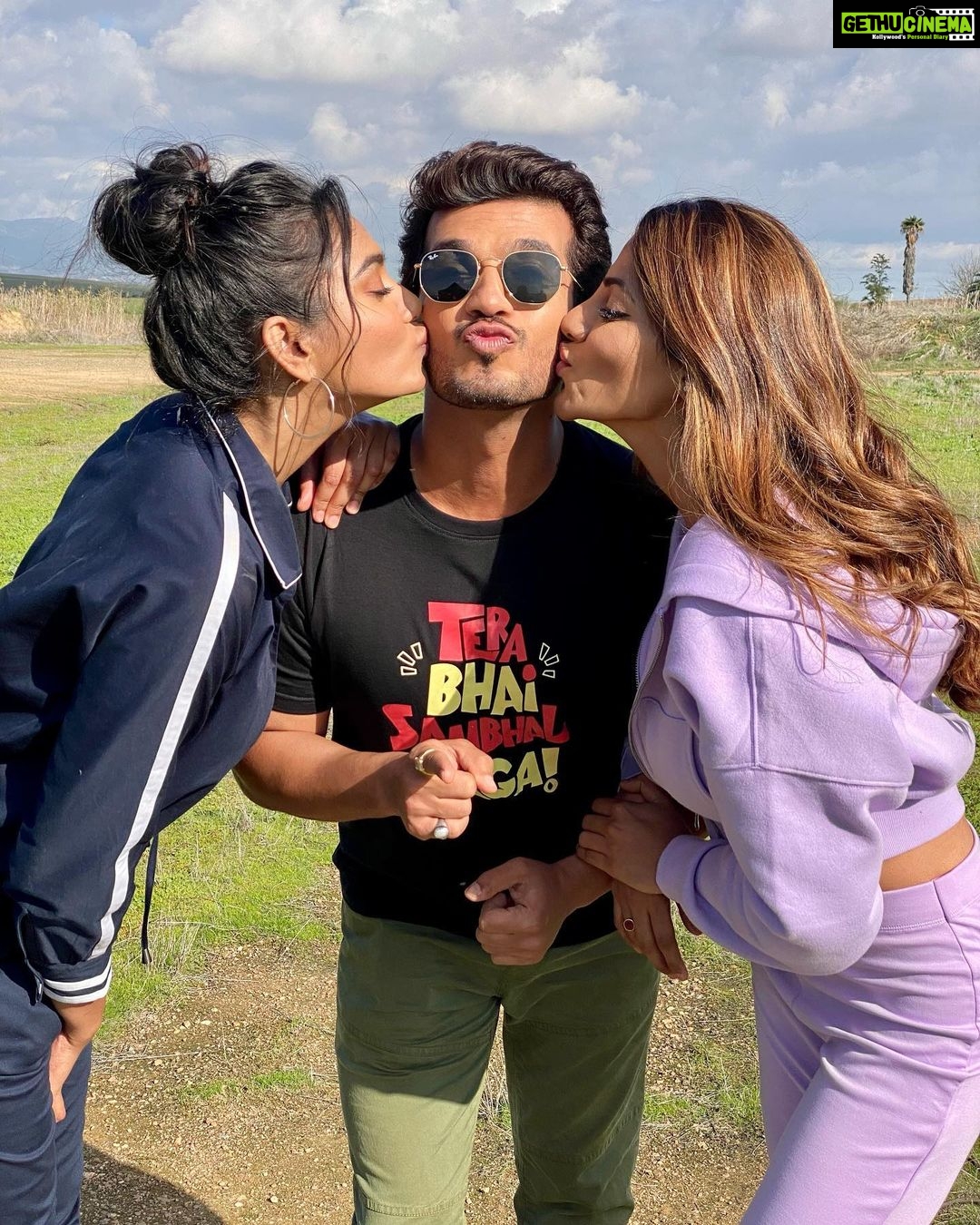 Nikki Tamboli Instagram - Bhai hoga tera @divasana 🤣❤️💋 @arjunbijlani 🥰 . . . . . . . #kkk11 #capetown #fun #mastionset #nikkitamboli #love