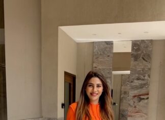 Nikki Tamboli Instagram - Jet, set and all ready to go ! 🧡 PS : What do you think about this look ? . . . . #picoftheday #photography #reels #reelsinstagram #reelitfeelit #nikkitamboli #nikki #fashionista #fashion #style #nikkians
