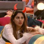 Nikki Tamboli Instagram - Be careful. The devil has a pretty face.🧡 Have a sinful Sunday guys. 😘 . . @colorstv @endemolshineind @vootselect #NikkiTamboli #TeamNikki #TamboliKiToli #NikkiIsTheBoss #BiggBoss2020 #BB14 #NikkiRulingBB14 #colorstv #BiggBoss14