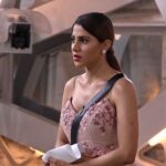 Nikki Tamboli Instagram - Looking no less than a princess. #NikkiTamboli look astounding gorgeous in the recent episode of #weekendkavaar 🤩💖 . Outfit : @sj_snehajethwa Earrings : @sonisapphire @callmesociall Styled by : @ruchikapoor . . @colorstv @EndemolShineIND @VootSelect #BBTrendMasterNikkiTamboli #TeamNikki #NikkiIsTheBoss #TamboliKiToli #BiggBoss2020 #BB14 #NikkiRulingBB14 Mumbai, Maharashtra