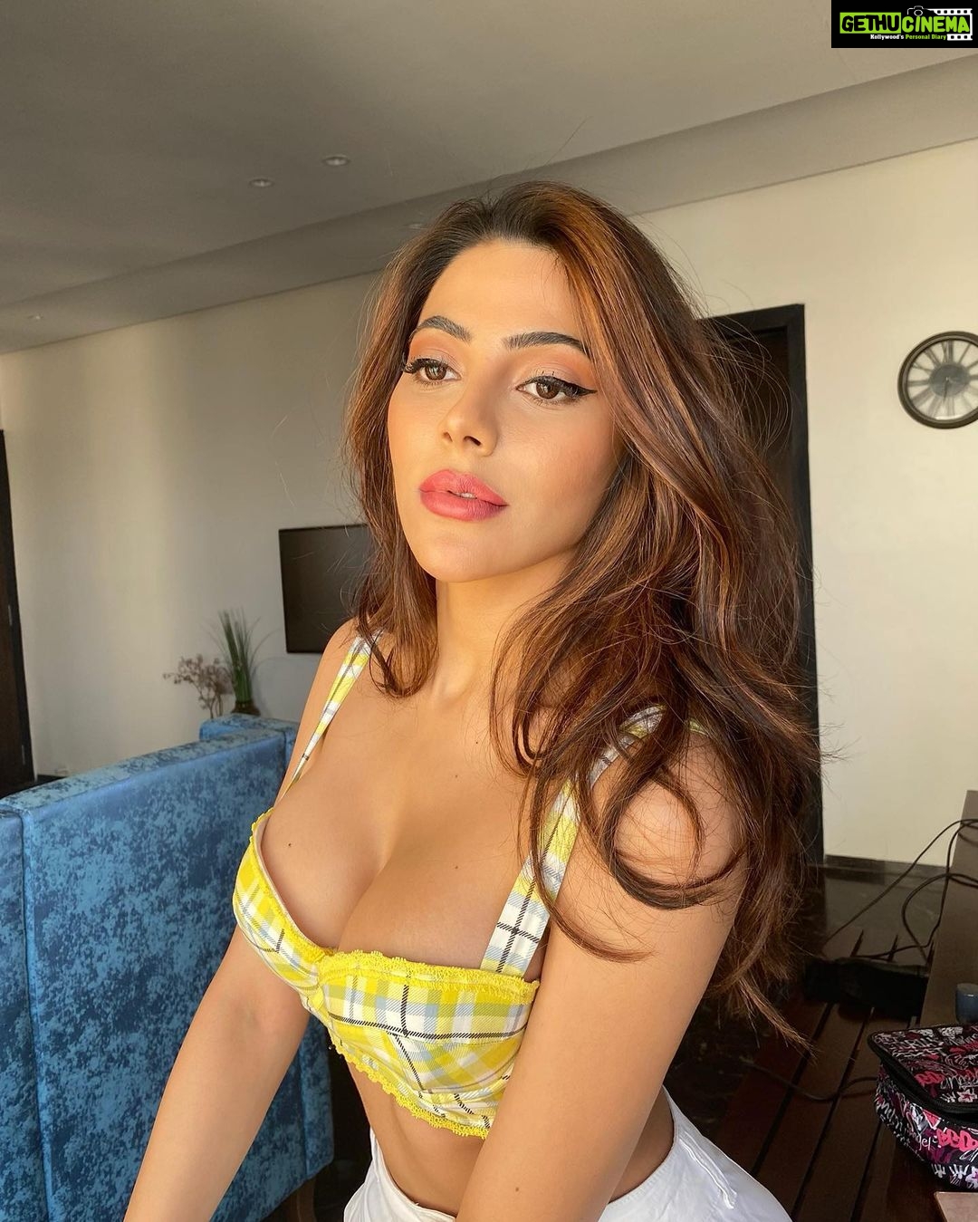 Nikki Tamboli Instagram - Just Queenin 👑 ✨ #flauntit #wakeupandmakeup #bodygoals #sparkle #shine #positivevibes #stayhealthy #stayfit #loveyourself #nikkitamboli 🌸