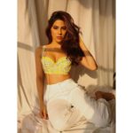 Nikki Tamboli Instagram - I still don’t understand Instagram, but here I am anyway💞 #fridayvibes #sunkissed #shine #positivity #nikkitamboli #quarantine #home #sunnyday #selfmotivation #weekend @sashajairam @shimulpatell 🌸