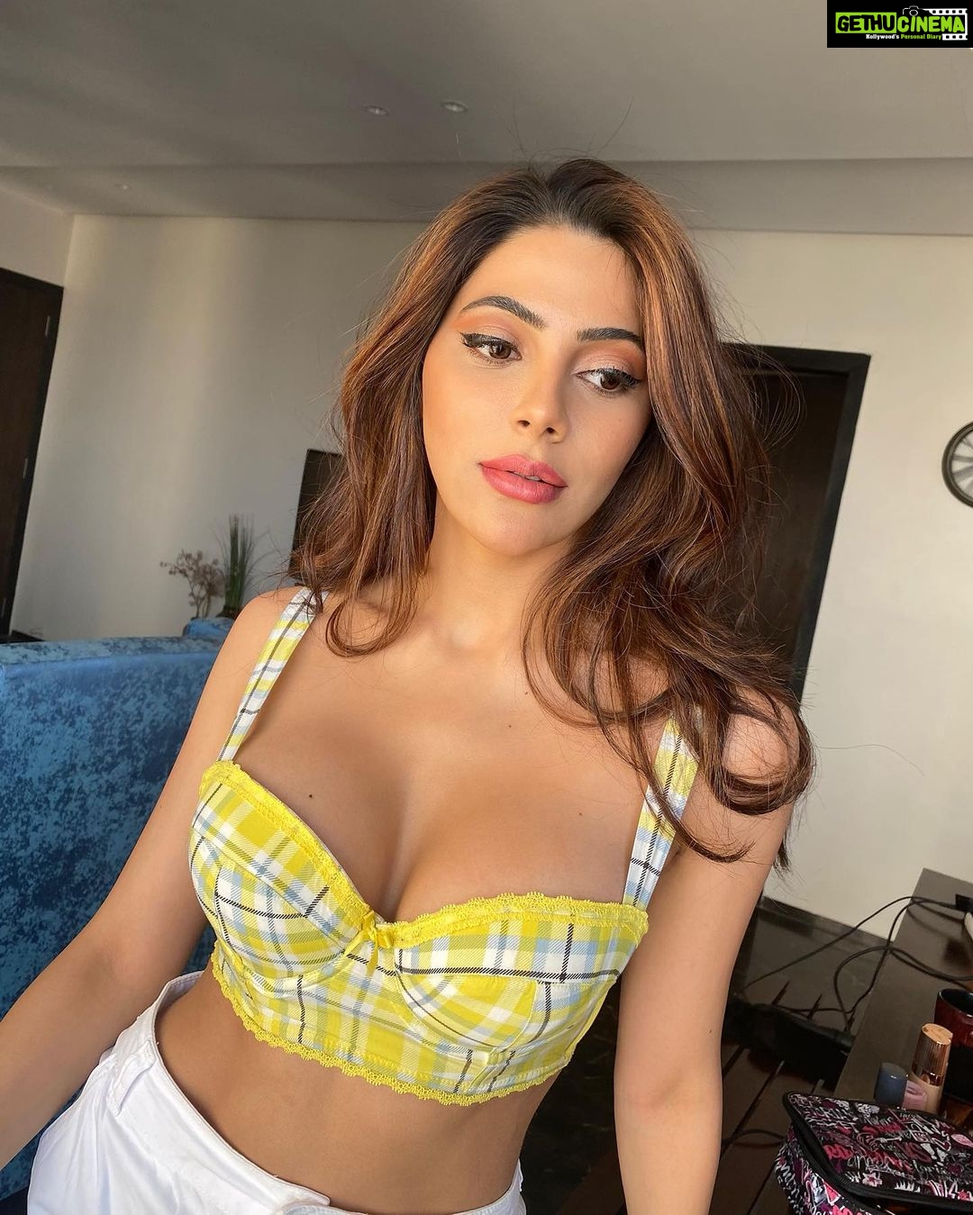 Nikki Tamboli Instagram - Just Queenin 👑 ✨ #flauntit #wakeupandmakeup #bodygoals #sparkle #shine #positivevibes #stayhealthy #stayfit #loveyourself #nikkitamboli 🌸