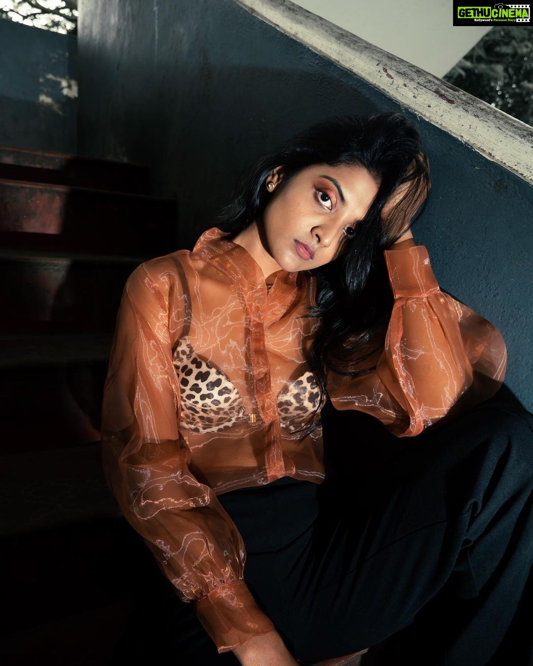 Nivedhithaa Sathish Instagram - You gotta know how dope you are without a validation, congratulations, or a celebration! ❤️🔥🦾 Shot by - @ranjiramesh Makeup by - @ranjiramesh Thanks my lady, @shraddhaiyerr 🥂 Location - @eatalica Eatalica