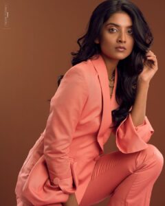 Nivedhithaa Sathish Instagram - Feelin a lil sassy, a lil retro, a lil funny and a lot fancy. Startin 2022 off right ☄️ Shot by - @prachuprashanth Stylist - @navadevi.rajkumar Makeup - @makeupbywanshazia Suit by - @vynod.sundar Hair - @mythrayeehairandmakeup