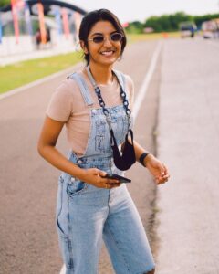 Nivedhithaa Sathish Instagram - PIT STOP DIARIES! 🤓🕺🏻

Thank you @_akhilputhiyedath for capturing the madness! 😝