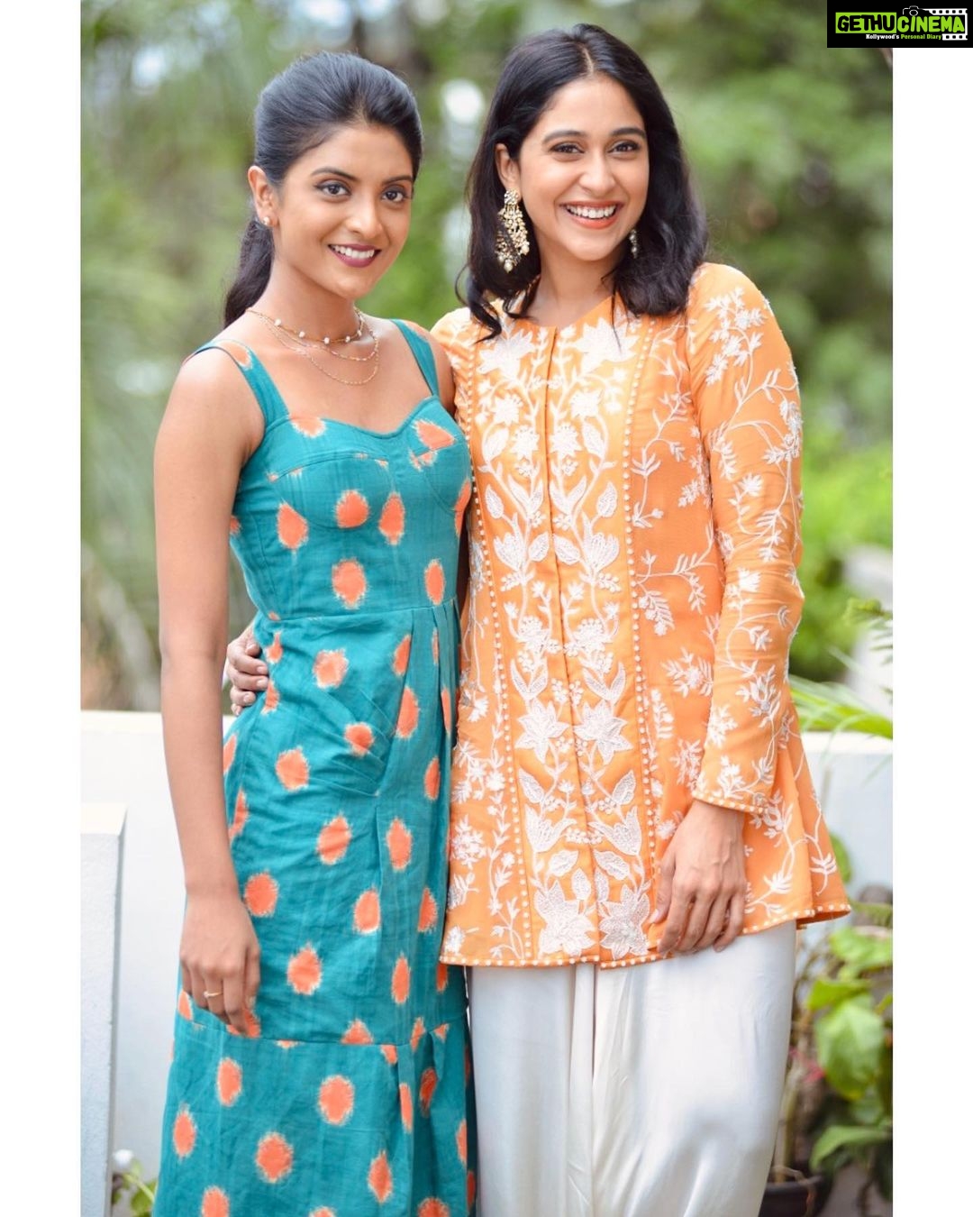Nivedhithaa Sathish Instagram - #SistersOfBattle #AnyasTutorial ❤️ Written by @sowmya_sharma18 Directed by @pallavi712 Produced by @arkamediaworks_official and @ahavideoin Can’t wait to show you guys what we’re upto! 😉 P.S. @reginaacassandraa #SistersBeforeMisters 😘 Styled by - @akhila.dasari_ Outfit by - @lorikeet__