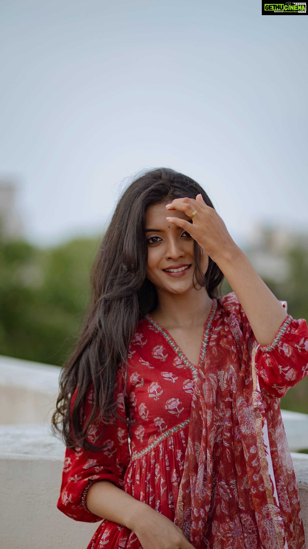 Nivedhithaa Sathish Instagram - 🎵♥️ Shot by - @madras_ponnu Makeup - @anushyaa_mua . . . . . . #Classic #ilayaraja #ilaiyaraja #valaiyosai #reels #reelsinstagram #reelitfeelit #tamilcinema #tamilreels #tamilsongs #kamalhaasan #red #love #portrait #nivedhithaasathish #trendingreels #trending #sunset #Gloomy #chennai #actor #actorslife #model #modeling #instagramreels #sillukaruppatti #sethumaayirampon #sillukarupatti #magalirmattum