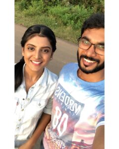 Nivedhithaa Sathish Instagram - Keerthana ♥️ #UdanPirappe on @primevideoin! 
This family was nothing but love :)
Thank you @jyotika ma’am for everything, My beautiful mother! 🥰🥰

Thank you @erasaravanan sir, @r.velraj.isc sir The Magician, @thondankani sir The father and @sasikumardir sir The mama 🙌🏻💪🏻

Was soooo much fun working with you all, Meet my crime squad- @soorimuthuchamy sir, @sija_rose_george, @ktsidhaarth! 😛

And my beloved @2d_entertainment @actorsuriya @rajsekarpandian Forever grateful! 🤗

P.S. Special mention to my mama Bacardi’s cute Orange phone! 😛

#Jo50 #Jyotika #Suriya #UdanPirappe #Nivedhithaasathish #sasikumar #samuthirakani #soori #dimman #tamilcinema #tamilsongs #rakthasambandam #actorslife #actor #familygoals #2dentertainment #suriyajyotika