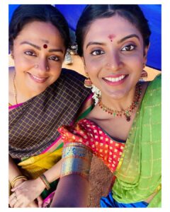 Nivedhithaa Sathish Instagram - Keerthana ♥️ #UdanPirappe on @primevideoin! 
This family was nothing but love :)
Thank you @jyotika ma’am for everything, My beautiful mother! 🥰🥰

Thank you @erasaravanan sir, @r.velraj.isc sir The Magician, @thondankani sir The father and @sasikumardir sir The mama 🙌🏻💪🏻

Was soooo much fun working with you all, Meet my crime squad- @soorimuthuchamy sir, @sija_rose_george, @ktsidhaarth! 😛

And my beloved @2d_entertainment @actorsuriya @rajsekarpandian Forever grateful! 🤗

P.S. Special mention to my mama Bacardi’s cute Orange phone! 😛

#Jo50 #Jyotika #Suriya #UdanPirappe #Nivedhithaasathish #sasikumar #samuthirakani #soori #dimman #tamilcinema #tamilsongs #rakthasambandam #actorslife #actor #familygoals #2dentertainment #suriyajyotika