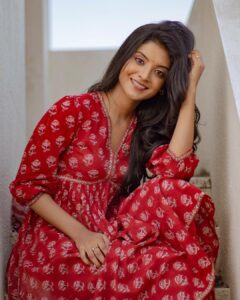 Nivedhithaa Sathish Instagram - What is life, if not art? What are you, if not a poem? What makes sense, if not love? - @whatistheraveabout ♥️ Shot by - @madras_ponnu Makeup - @anushyaa_mua Outfit - @hasliofficial