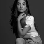 Nivedhithaa Sathish Instagram – Well, all the beauty of life is made up of light and shadow ✨

Shot by – @thestoryteller_india
Makeup by – @blushbynamitha
.
.
.
.
.
.
.
.
.

#NivedhithaaSathish #Nivedhithaa
#Actor #actorslife #artistsoninstagram #artistsofinstagram #artistoninstagram #model #modeling #modellife #reels #trending #trendingnow #tamilcinema #tamilactress #chennaiponnu #lifeisbeautiful #reelsinstagram #instadaily #instagram #traveltheworld #travelblogger #traveller #love #beauty #blackandwhite #blackandwhiteportrait #sillukarupatti #sethumaayirampon #sillukaruppatti