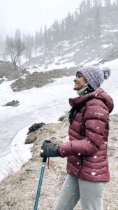Nivedhithaa Sathish Instagram - Live for the moments you can’t put into words. #SnowKissed 🥺♥️❄️

#mountain #trekking #mountainlife #mountaineering #mountaintop #himalayas #snow #winter #snowfall #travel #travelling #vacationtime #traveler #firstlove #wanderlust #trip #holiday #spitivalley #himachalpradesh #manali #travelislife #bliss #lifechanging #snowflakes #columbiasportswear #rohtangpass #adventure #firstsnow #nivedhithaasathish
