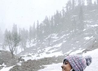 Nivedhithaa Sathish Instagram - Live for the moments you can’t put into words. #SnowKissed 🥺♥️❄️ #mountain #trekking #mountainlife #mountaineering #mountaintop #himalayas #snow #winter #snowfall #travel #travelling #vacationtime #traveler #firstlove #wanderlust #trip #holiday #spitivalley #himachalpradesh #manali #travelislife #bliss #lifechanging #snowflakes #columbiasportswear #rohtangpass #adventure #firstsnow #nivedhithaasathish