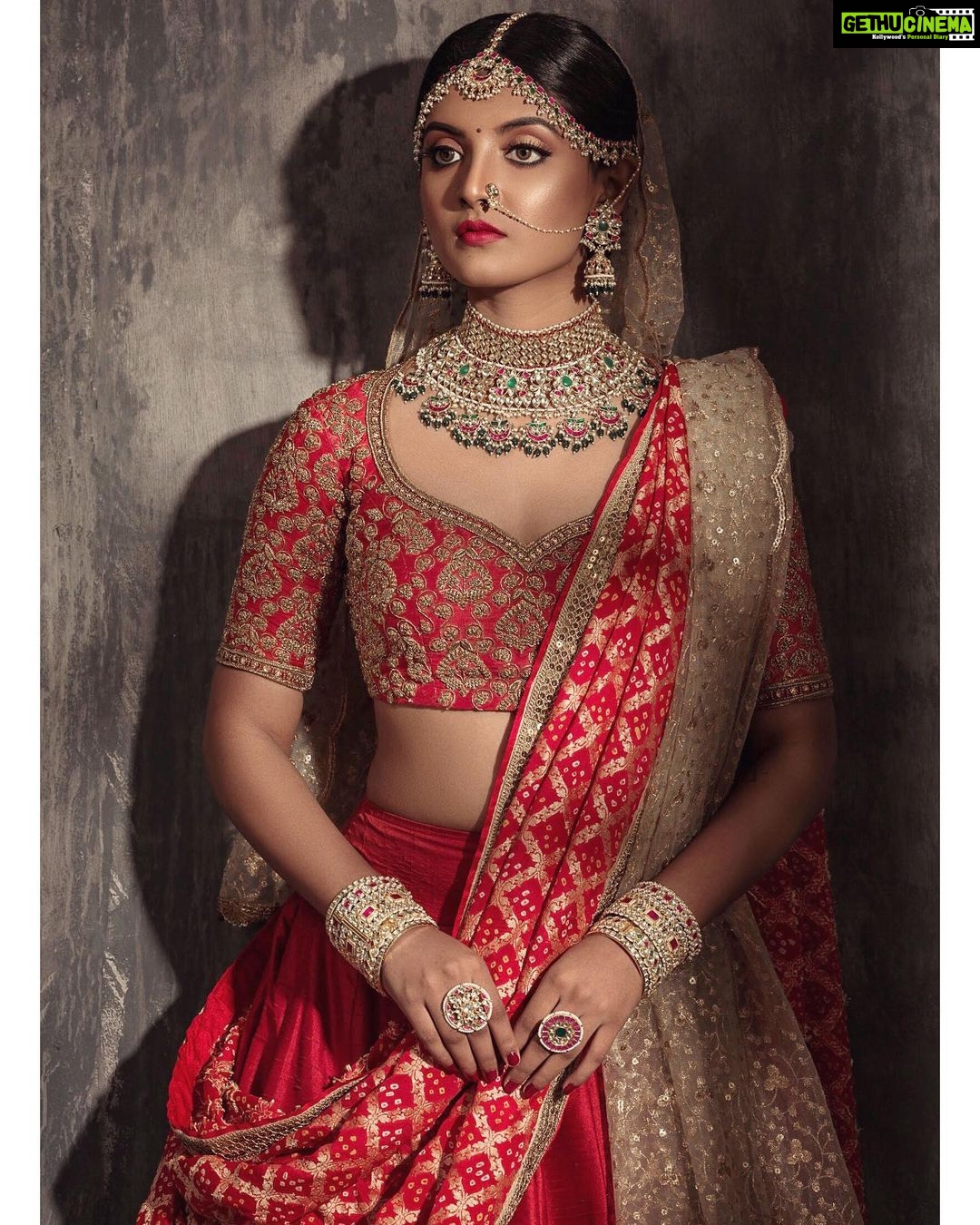 Nivedhithaa Sathish Instagram - ♥️ @aaranyarentaljewellery @studio149 @parvathamsuhasphotography @anushyaa_mua @hairytalebykomal #indianjewllery #redlehenga #bridalmakeup #bridaljewelry #northindianwedding #northindianjewellery #bride #necklace #earrings #bangles #tradionaljewellery #bollywood #nivedhithaasathish #wedding #weddinginspiration #lehenga