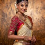 Nivedhithaa Sathish Instagram - Taadaaa! ✨ @aaranyarentaljewellery @parvathamsuhasphotography @sameenasofficial @aaryanair.designstudio @anushyaa_mua @malathi_makeupartist @hairytalebykomal #templejewellery #jewelry #indianwedding #nivedhithaasathish #silverjewelry #wedding #sillukaruppatti #Actorlife #modellife