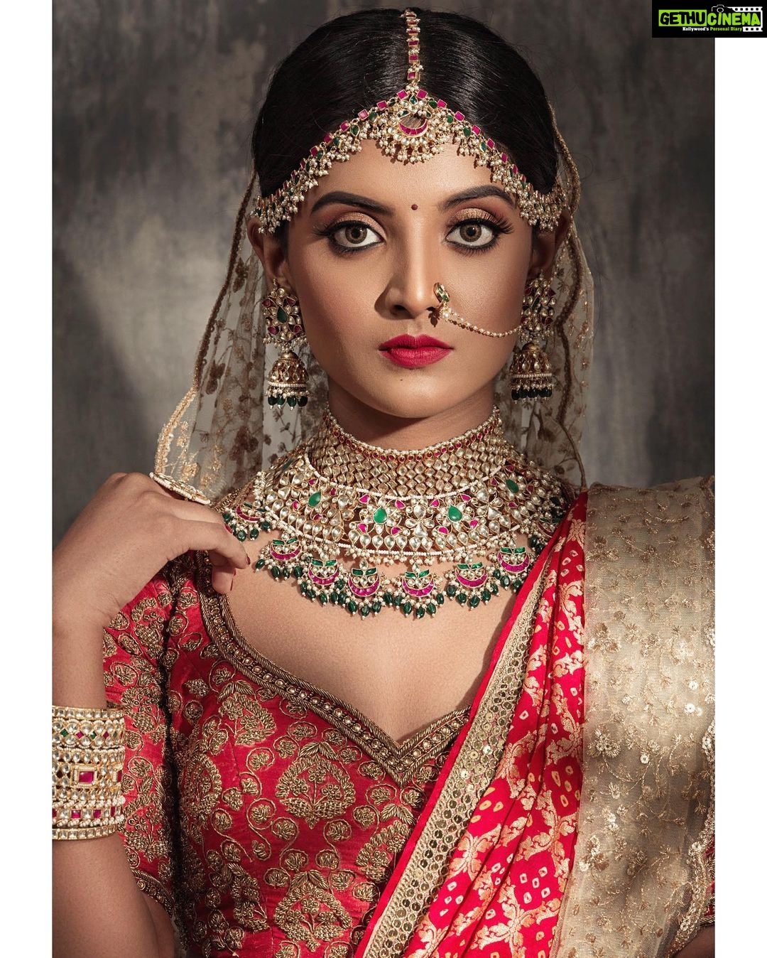 Nivedhithaa Sathish Instagram - ♥️ @aaranyarentaljewellery @studio149 @parvathamsuhasphotography @anushyaa_mua @hairytalebykomal #indianjewllery #redlehenga #bridalmakeup #bridaljewelry #northindianwedding #northindianjewellery #bride #necklace #earrings #bangles #tradionaljewellery #bollywood #nivedhithaasathish #wedding #weddinginspiration #lehenga